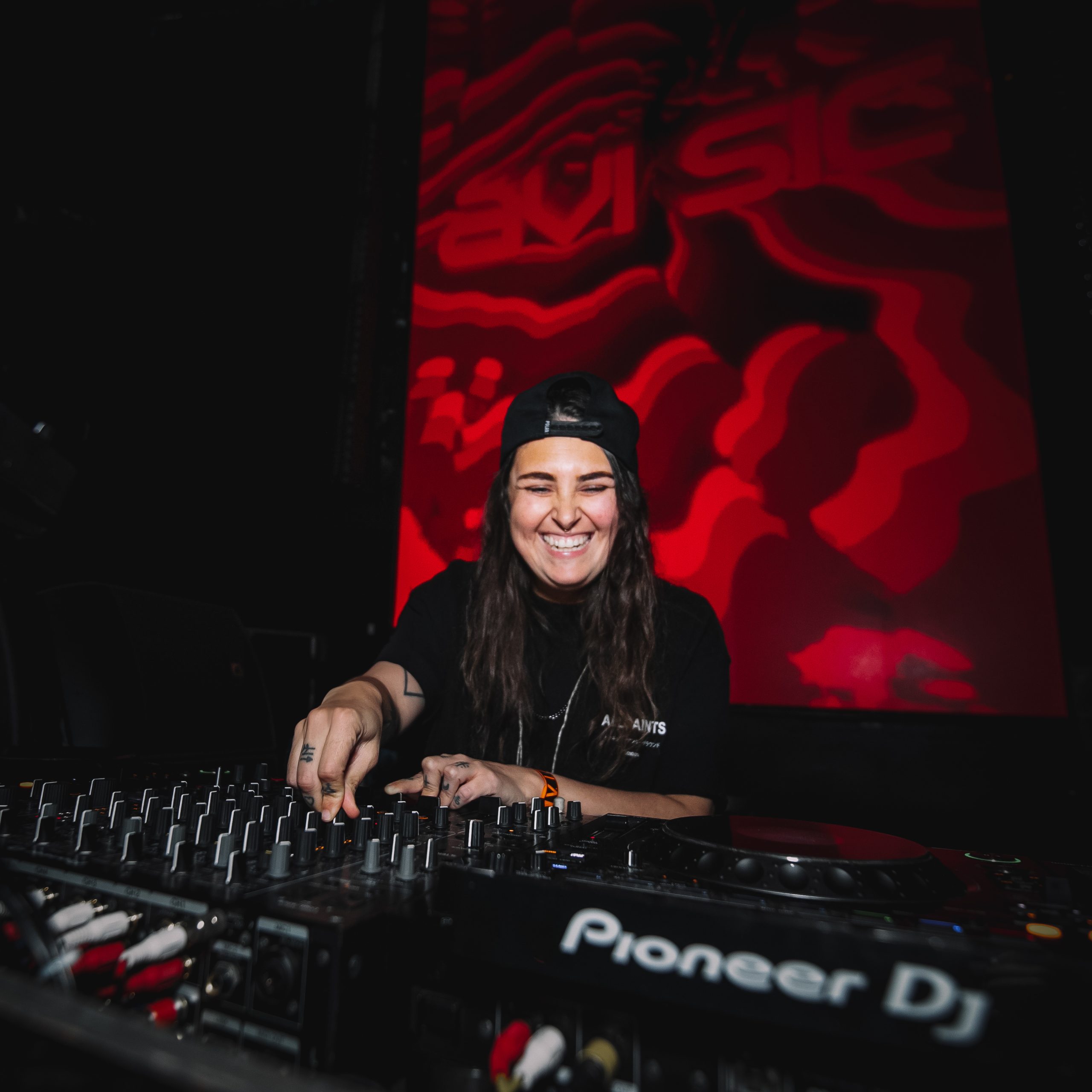 Avi Sic Gears Up for High-Energy Bass House Release ‘Bad Habit’ Alongside Nessø